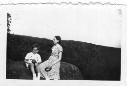 Photo D'une Jeune Fille élégante Avec Un Petit Garcon A Fontainebleau En 1935 - Anonymous Persons