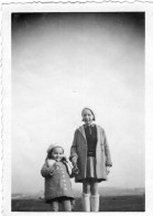 Photo D'une Jeune Fille élégante Avec Une Petite Fille A La Campagne En 1932 - Anonymous Persons