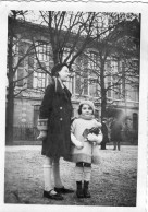 Photo D'une Jeune Fille élégante Avec Une Petite Fille Dans Une Ville En 1934 - Anonieme Personen