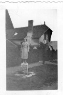 Photo D'une Jeune Fille élégante Debout Sur Un Plot Dans Un Village En 1935 - Anonymous Persons