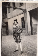 Photo D'une Jeune Fille élégante Déguisé Posant Dans La Cour De Sont Immeuble En 1934 - Anonymous Persons