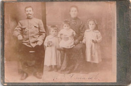 Photo Cabinet Portrait. Woman In National Ukrainian Costume With Three Children - Anonieme Personen