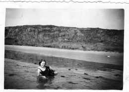 Photo D'une Jeune Fille élégante En Maillot De Bain Sur Une Plage En Bretagne En 1934 - Anonieme Personen