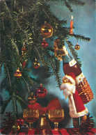 Winter Holiday Greetings Decorated Tree And Funny Santa Claus Toy With Champagne Bottle - Nieuwjaar
