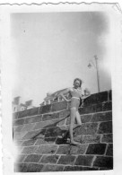 Photo D'une Jeune Fille En Maillot De Bain Sur La Digue A St-Malo En 1935 - Anonieme Personen