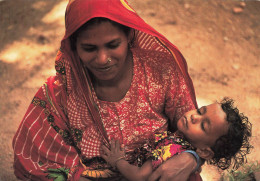 INDE - Dans Les Jardins Du Taj Mahal à Agra - Inde - Femme Tenant Un Enfant Dans Ses Bras - Carte Postale Ancienne - India