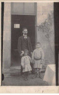 58 - N°88219 - NEVERS - Deux Enfants Avec Leur Père Sur Un Pas De Porte - Carte Photo, Pliée Vendue En L'état - Nevers
