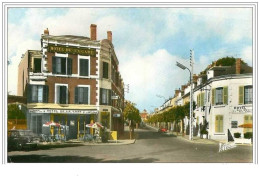 58.COSNE SUR LOIRE.L'HOTEL DE LA GARE ET LA RUE DU 14 JUILLET.VOITURE.CPSM - Cosne Cours Sur Loire