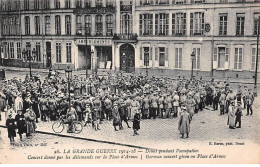 59 - DOUAI - SAN37611 - Pendant L'occupation - Concert Donné Par Les Allemands Sur La Place D'Armes - Douai