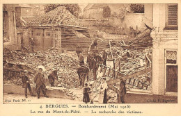 59 - BERGUES - SAN47643 - Bombardement - La Rue Du Mont De Piété - La Recherche Des Victimes - Bergues