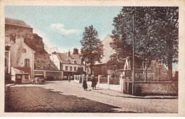 59 - AVESNES SUR HELPE - SAN25598 - Le Monument Aux Morts Et Le Square - Avesnes Sur Helpe