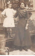 60 - N°87073 - BRETEUIL - Une Femme Près D'une Fillette Debout Sur Un Banc - Carte Photo - Breteuil