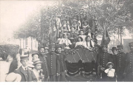 60 - N°64864 - BEAUVAIS - Fête De 5 Déc. 1908 - Jeunes Filles Dans Un Char Décoré, Militaires - Carte Photo - Beauvais