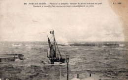 CALVADOS-Port En Bessin-Pendant La Tempête, Barque De Pêche Rentrant Au Port - A.D 182.20 - Port-en-Bessin-Huppain