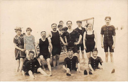 62 - N°84326 - BERCK - Groupe En Tenue De Bain Les Pieds Dans L'eau Près D'une Barque - Carte Photo - Berck