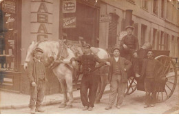 62 - N°87078 - CALAIS - Hommes Près D'un Attelage De Livraison, Devant Un Magasin - Carte Photo - Calais