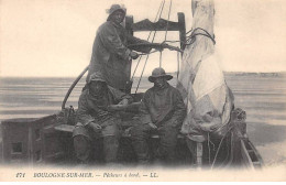 62 - BOULOGNE SUR MER - SAN34732 - Pêcheurs à Bord - Boulogne Sur Mer