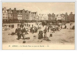 62.ARRAS.LA GRANDE PLACE UN JOUR DE MARCHE - Arras