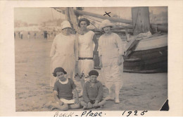 62. BERCK - N°68671 - Trois Femmes Et Deux Enfant Sur La Plage Et Devant Un Bateau - Carte Photo - Berck