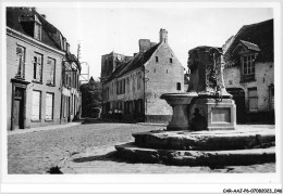 CAR-AAJP6-59-0491 - MONT CASSEL - Une Vieille Fontaine - Au Fond, La Tour De L'église - Cassel