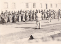 Photo Guerre D'Algerie  Aurès Revue Du 2 Régiment De Tirailleurs Algériens A Situer  Réf 30907 - Krieg, Militär