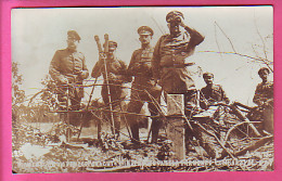 BELGIQUE ALLEMANDS GUERRE 14 18 CARTE PHOTO HINDENBURG DANS LA TRANCHEE LOMBARTZYDE LONGUE VUE BINOCULAIRE - Other & Unclassified