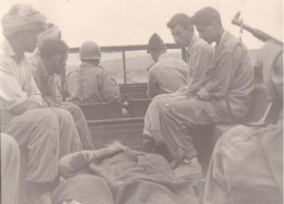 Photo Guerre D'Algerie  Aurès Dans Véhicule Militaire Prisonniers Et Blessés Fellagas  Réf 30908 - War, Military