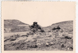 Photo Guerre D'Algerie  Aurès Militaire Français Tirant Au Pistolet Mitrailleur   MAT 49 Réf 30909 - Guerra, Militares