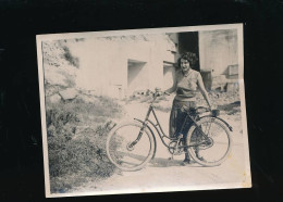 Photographie Originale Jeune Femme Tenant Une Bicyclette Vélo - Ciclismo