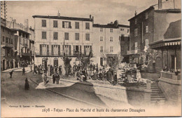 83 FREJUS - Place Du Marché Et Buste Du Chansonnier Désaugiers (non écrite) - Frejus