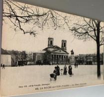 85 La Roche Sur Yon Place Darmes Eglise Statue Napoleon Famille Landeau Fillette Petit Chien -dos Vert -ed El.poupin 465 - La Roche Sur Yon