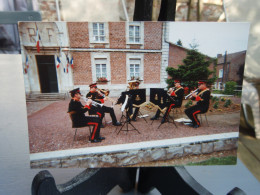 Photo Mailly-Maillet 01/07/1996 - Militaires Anglais Jouant Devant  Mairie. 80° Anniversaire De La Bataille De La Somme - Places