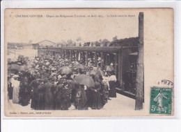 CHATEAU-GONTIER: Départ Des Religieuses Ursulines 1905, La Foule Avant Le Départ - état - Autres & Non Classés