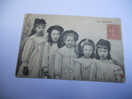 THEMES ENFANTS CARTE  ANCIENNE DE 1906 CORALE GROUPE D'ENFANTS AVEC BONNET OU BERET LES VOYELLES  A E I O U - Groupes D'enfants & Familles