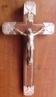 Un Crucifix ARD DECO Bois Et Métal Argenté, écoinçons En Métal Argenté. - Religion &  Esoterik