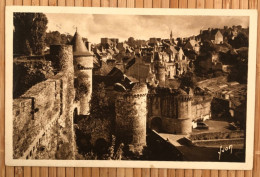 35 Fougères - Le Château, Porte Notre Dame Et La Ville Haute - Editions D'Art Yvon 22 - Fougeres