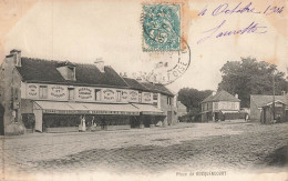 ROCQUENCOURT - La Place ,au Repos Des Vélocemen. - Rocquencourt