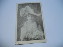 THEMES ENFANTS CARTE  ANCIENNE EN N/BL DE 1918 FILLETTE AVEC UN GRAND CHAPEAU A FLEURS  ET UN BOUQUET DE FLEURS /BE+ - Abbildungen