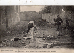 UN TROU D'OBUS L'EAU DE LA PLUIE VOILA TOUT LE CONFORTABLE POUR LA TOILETTE ( HOMME NU ) - Guerre 1914-18