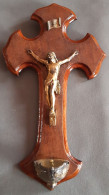 Un Crucifix, Bois Et Métal Doré Avec Bénitier En Métal Doré. La Dorure Est Un Peu Passée. - Religion & Esotérisme