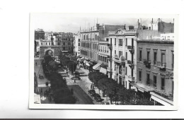 CPA PHOTO TUNIS , PORTE DE FRANCE ET AV DE FRANCE EN 1950! (voir Timbres) - Tunisie