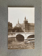 Paris La Conciergerie Et La Seine Carte Postale Postcard - The River Seine And Its Banks