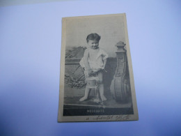 THEMES ENFANTS CARTE ANCIENNE  DE 1902 NECESSITE  ENFANT AVEC UN SEAU REMPLIE  D’EAU ET BANC AVEC MOTIF /BE - Portraits
