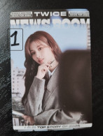 Photocard K POP Au Choix  TWICE 2024 Season's Grettings News Room Sana - Autres & Non Classés