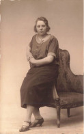 CARTE PHOTO - Femme - Femme Assise Sur Une Chaise - Carte Postale Ancienne - Photographie