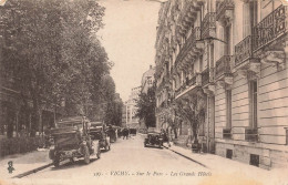 FRANCE - Vichy - Sur Le Parc - Les Grands Hôtels - Animé - Carte Postale Ancienne - Vichy