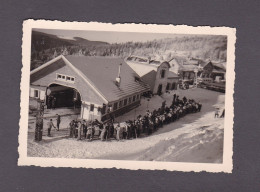 Photo Originale Vintage Snapshot La Schlucht File D'attente à La Gare Du Telesiege Remontées Mécaniques Sports D'hiver - Orte