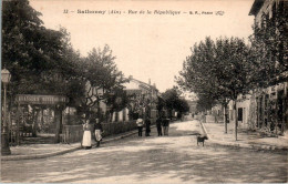 Sathonay Canton De Rillieux-la-Pape Rue De La République Rhône 69390 N°13 Dos Vert Cpa Non Ecrite Au Dos En TB.Etat - Other & Unclassified