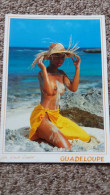 CPM FEMME PIN UP SEINS NUS GUADELOUPE CHAPEAU DE PAILLE MER PHOTO UWE OMER POINTE DES CHATEAUX 1998 - Pin-Ups