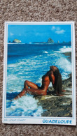 CPM FEMME PIN UP SEINS NUS GUADELOUPE CHEVELURE ECUME MER ROCHERS PHOTO UWE OMER POINTE DES CHATEAUX 1998 - Pin-Ups